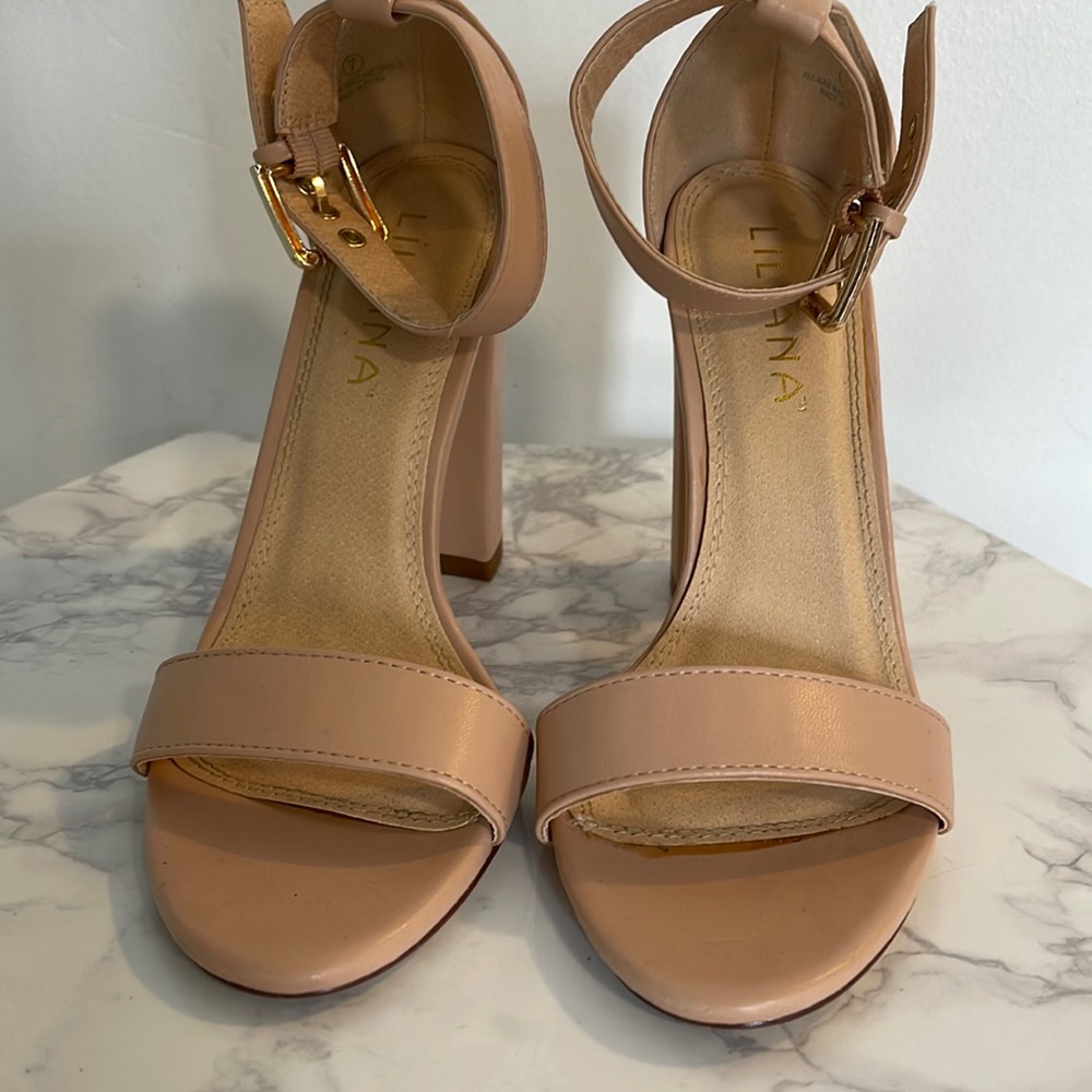 NUDE STRAPPY HEELS SIZE 7
